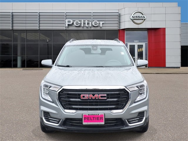 Used 2024 GMC Terrain SLE w/ Driver Convenience Package image 2
