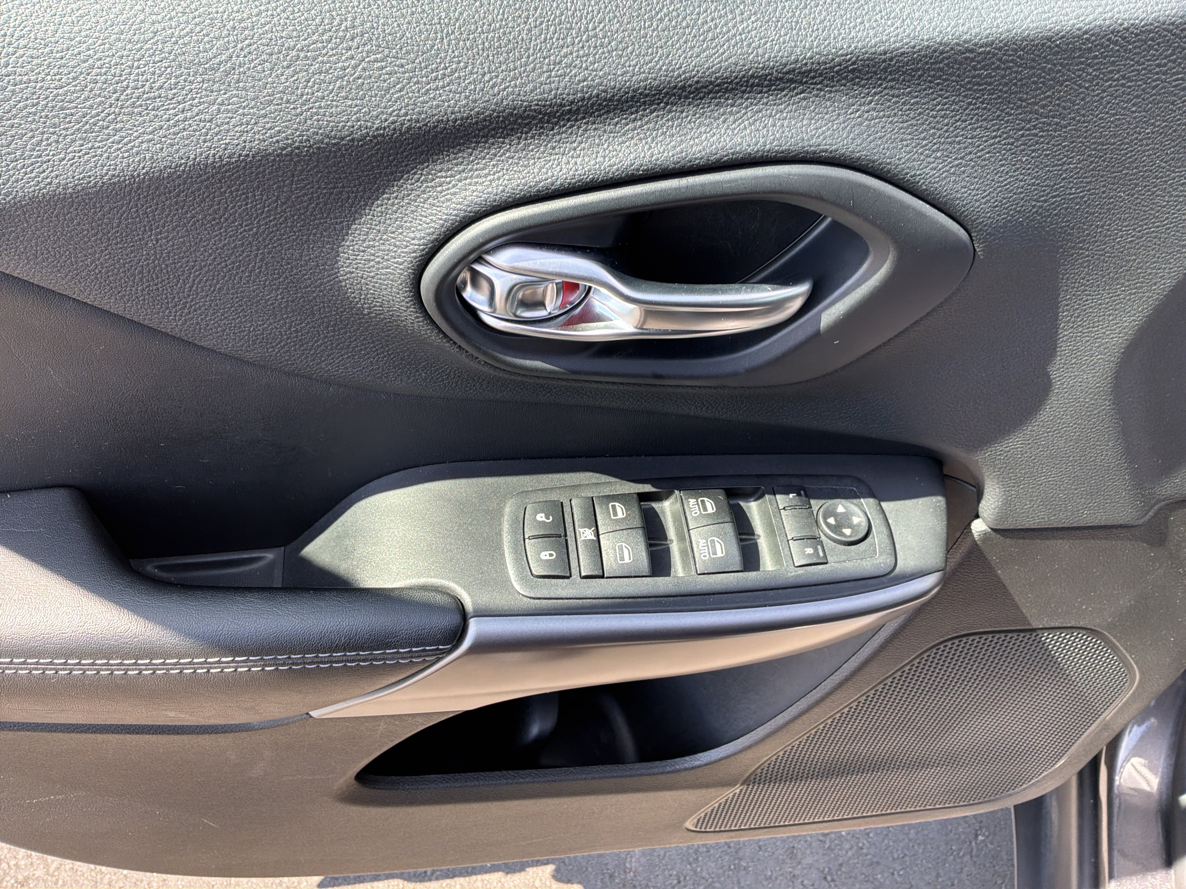 Used 2019 Jeep Cherokee Latitude Plus FWD image 15