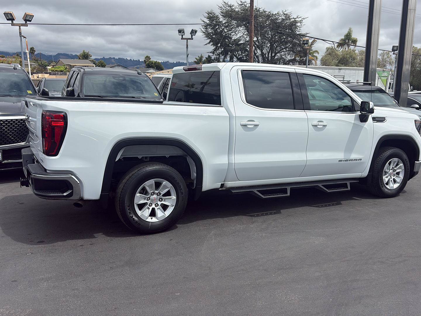 Used 2023 GMC Sierra 1500 SLE RWD image 3