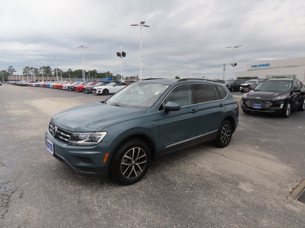 Used 2021 Volkswagen Tiguan SE w/ Panoramic Sunroof Package FWD image 2