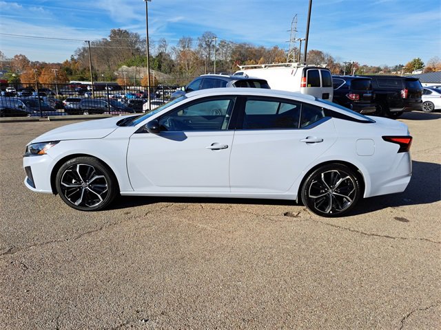 Used 2024 Nissan Altima 2.5 SR image 2
