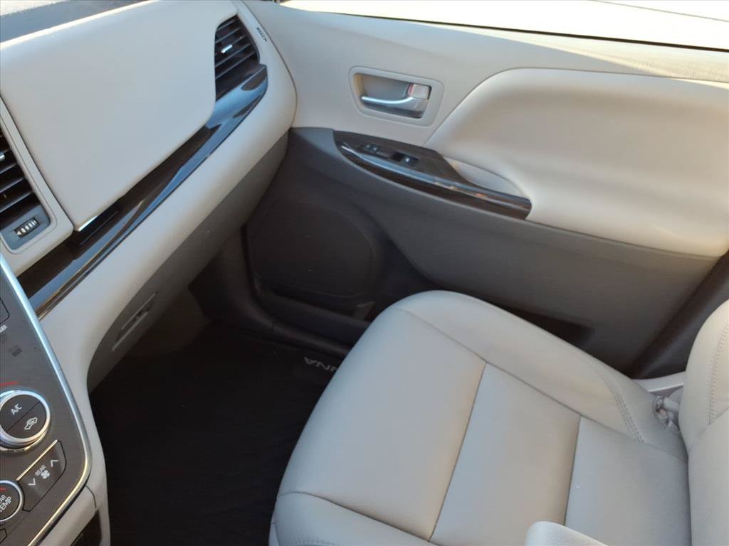 Used 2018 Toyota Sienna XLE AWD/4WD image 37