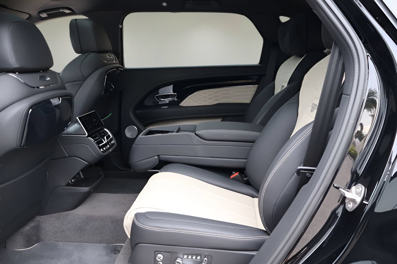 Used 2025 Bentley Bentayga Extended Wheelbase AWD/4WD image 15