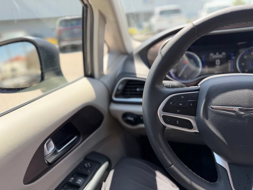Used 2023 Chrysler Voyager LX FWD image 7