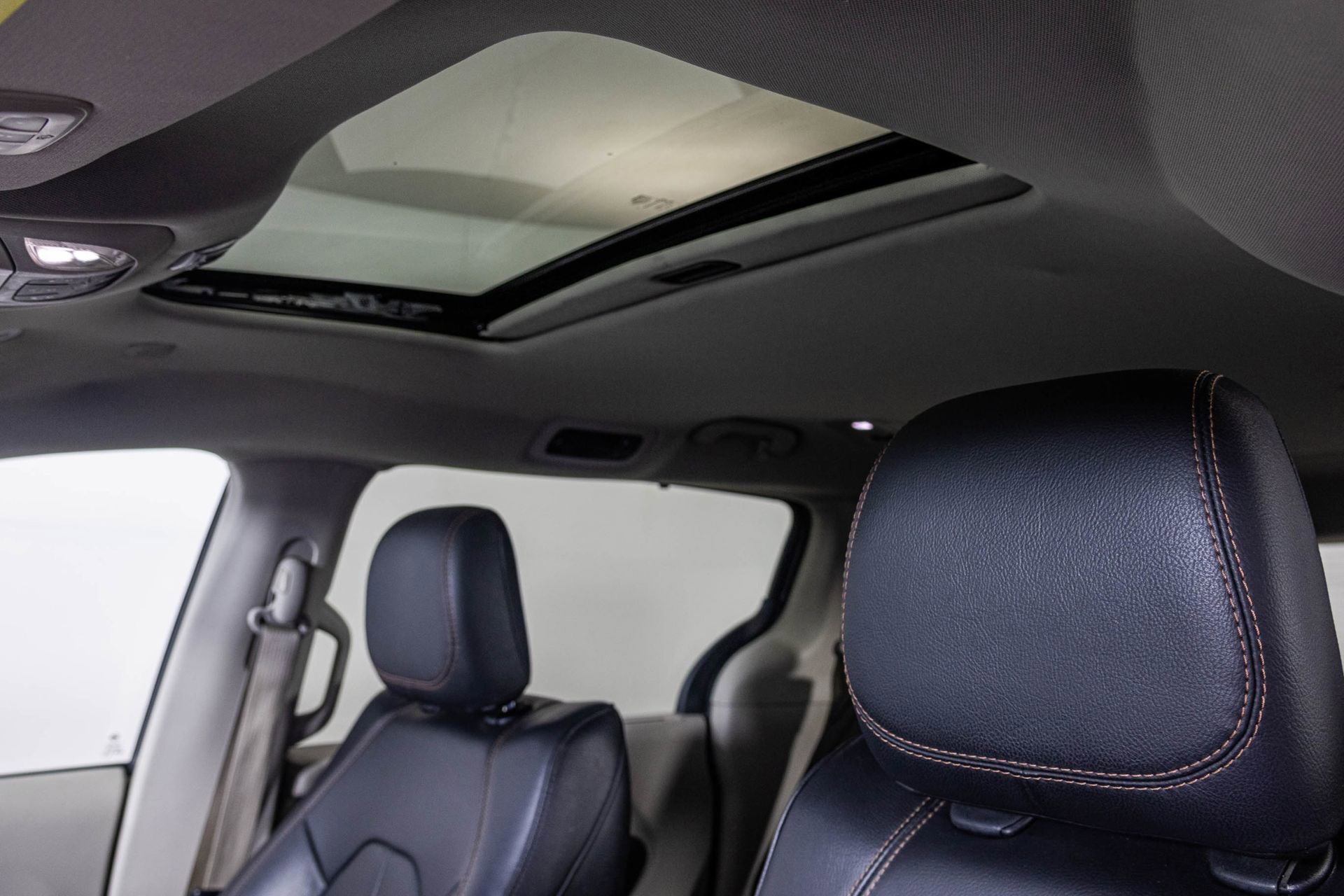 Used 2018 Chrysler Pacifica Touring-L image 6