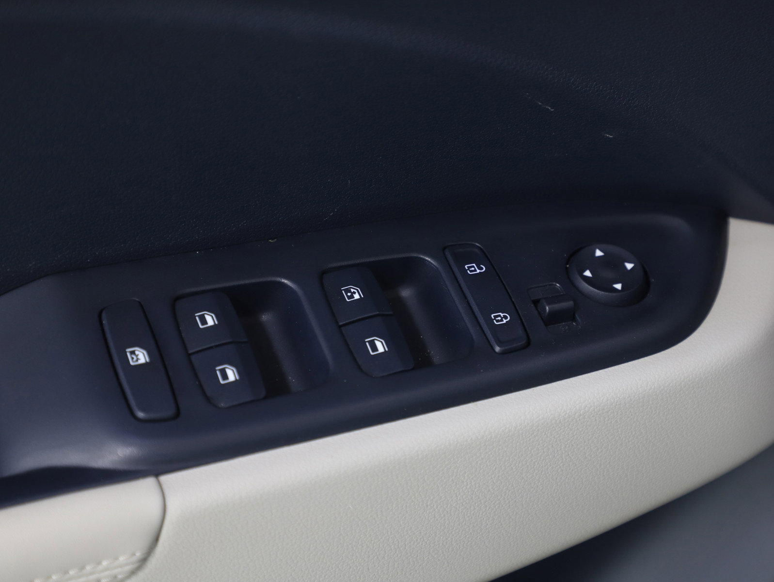 Certified 2023 Hyundai Venue Limited w/ Cargo Package image 22