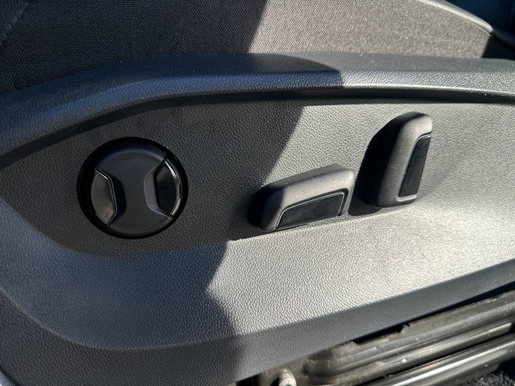 Certified 2022 Volkswagen Tiguan SE R-Line image 4