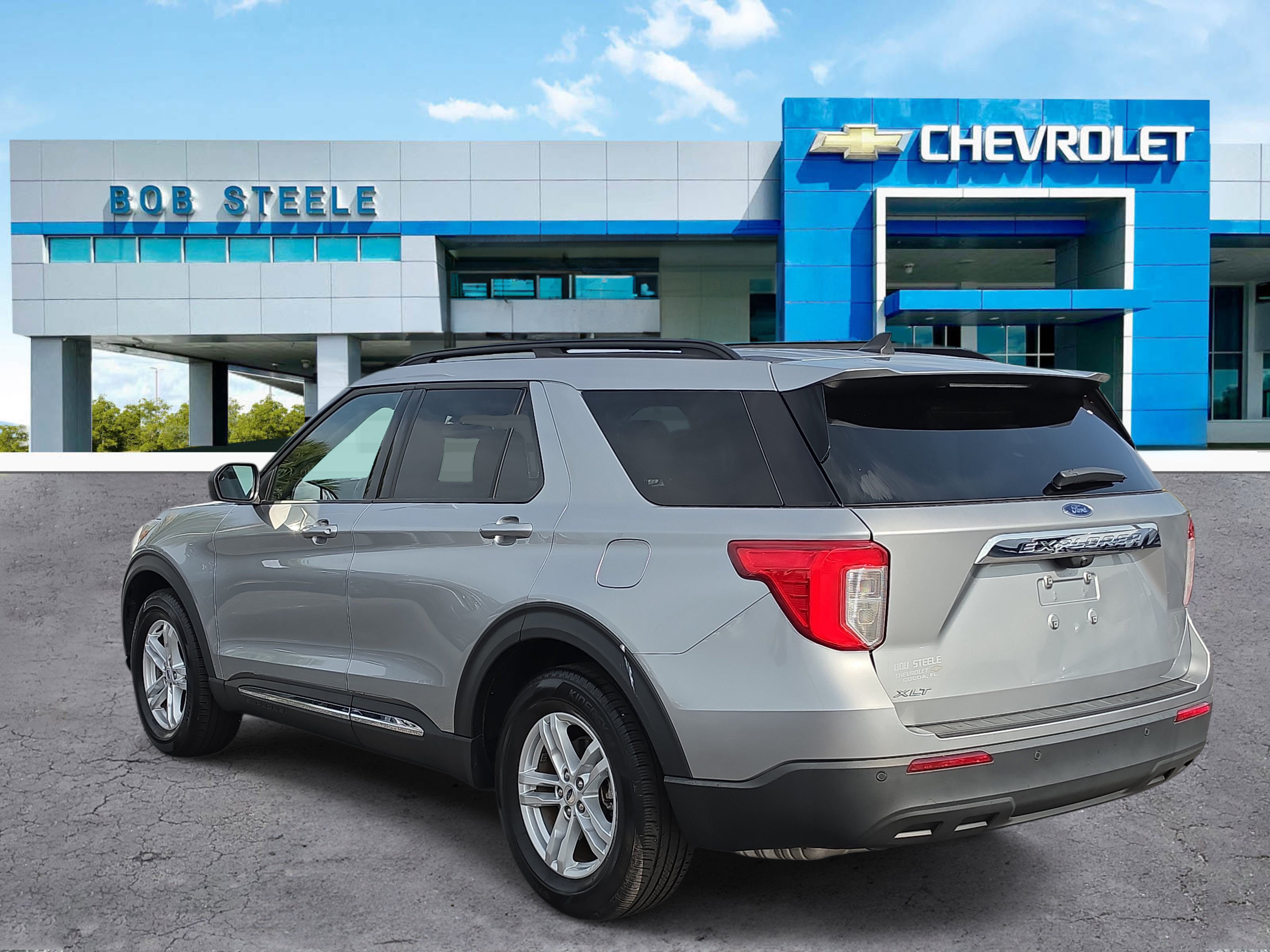 Used 2023 Ford Explorer XLT RWD image 3