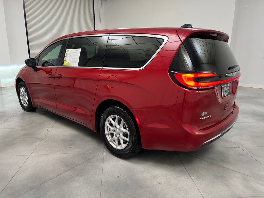Used 2025 Chrysler Pacifica Select FWD image 6