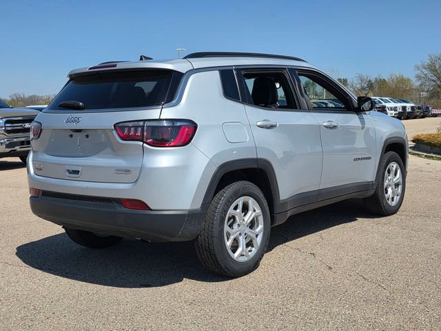 Used 2024 Jeep Compass Latitude AWD/4WD image 3