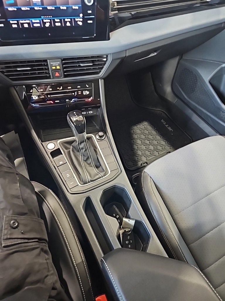 Used 2025 Volkswagen Jetta SE image 31