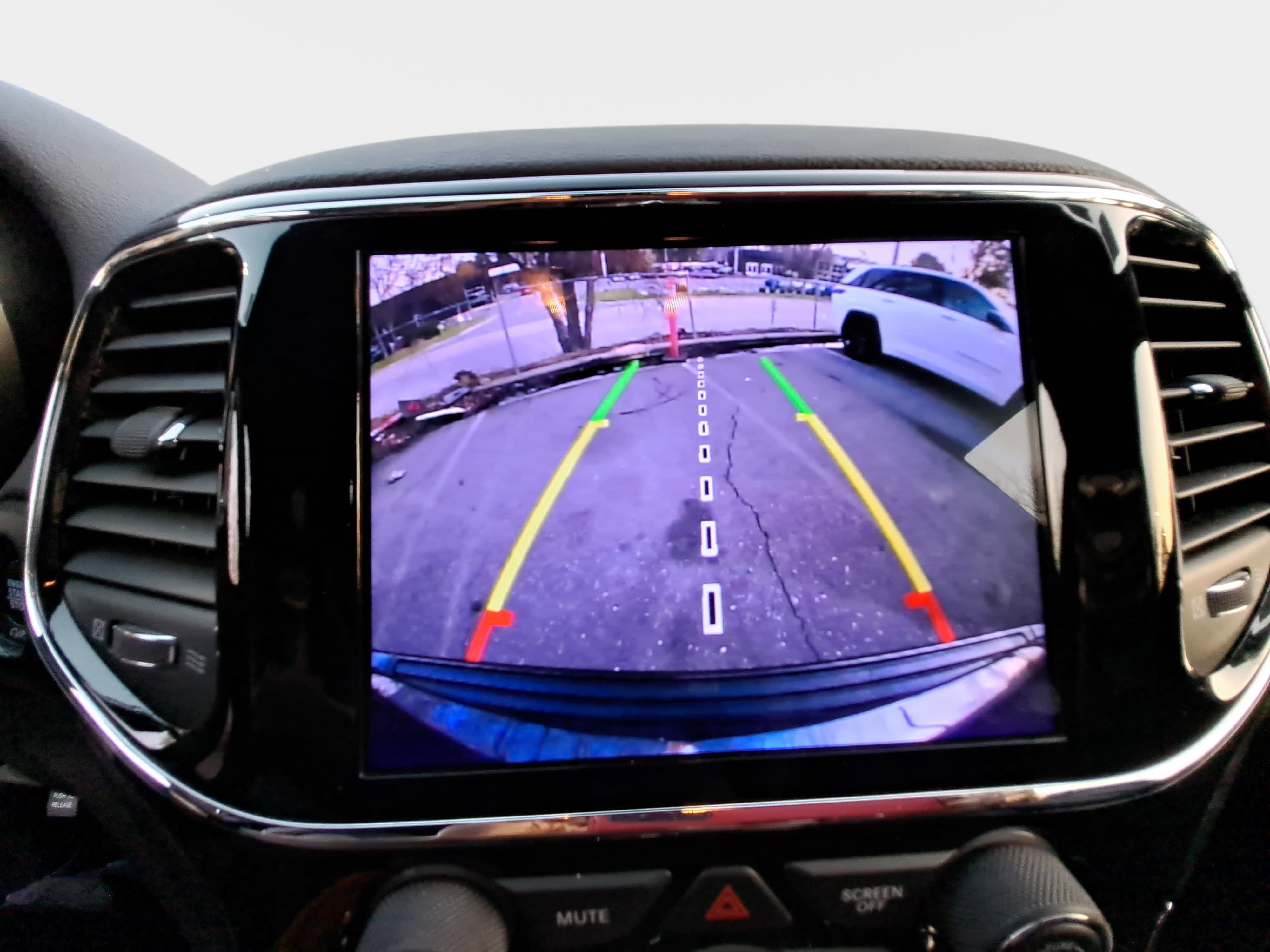 Used 2019 Jeep Grand Cherokee Altitude image 23