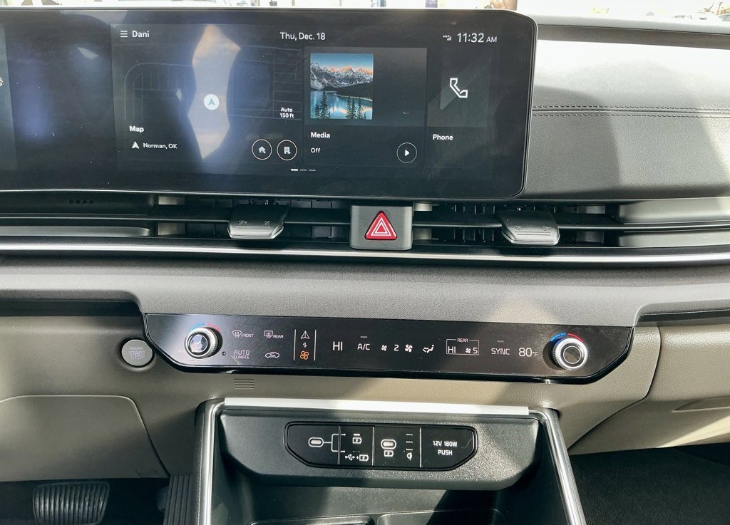 Used 2025 Kia Carnival EX image 33