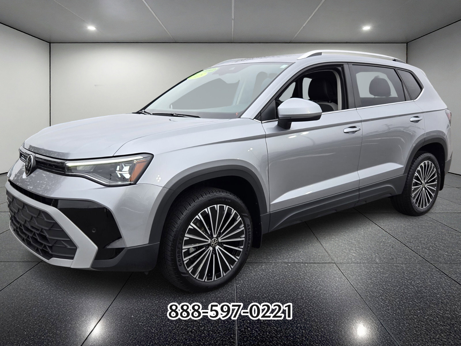 Certified 2025 Volkswagen Taos SE image 7