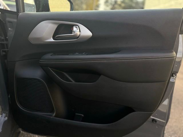 Used 2025 Chrysler Pacifica Limited image 14