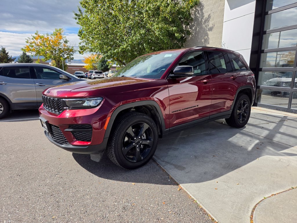 Used 2023 Jeep Grand Cherokee Altitude AWD/4WD image 29