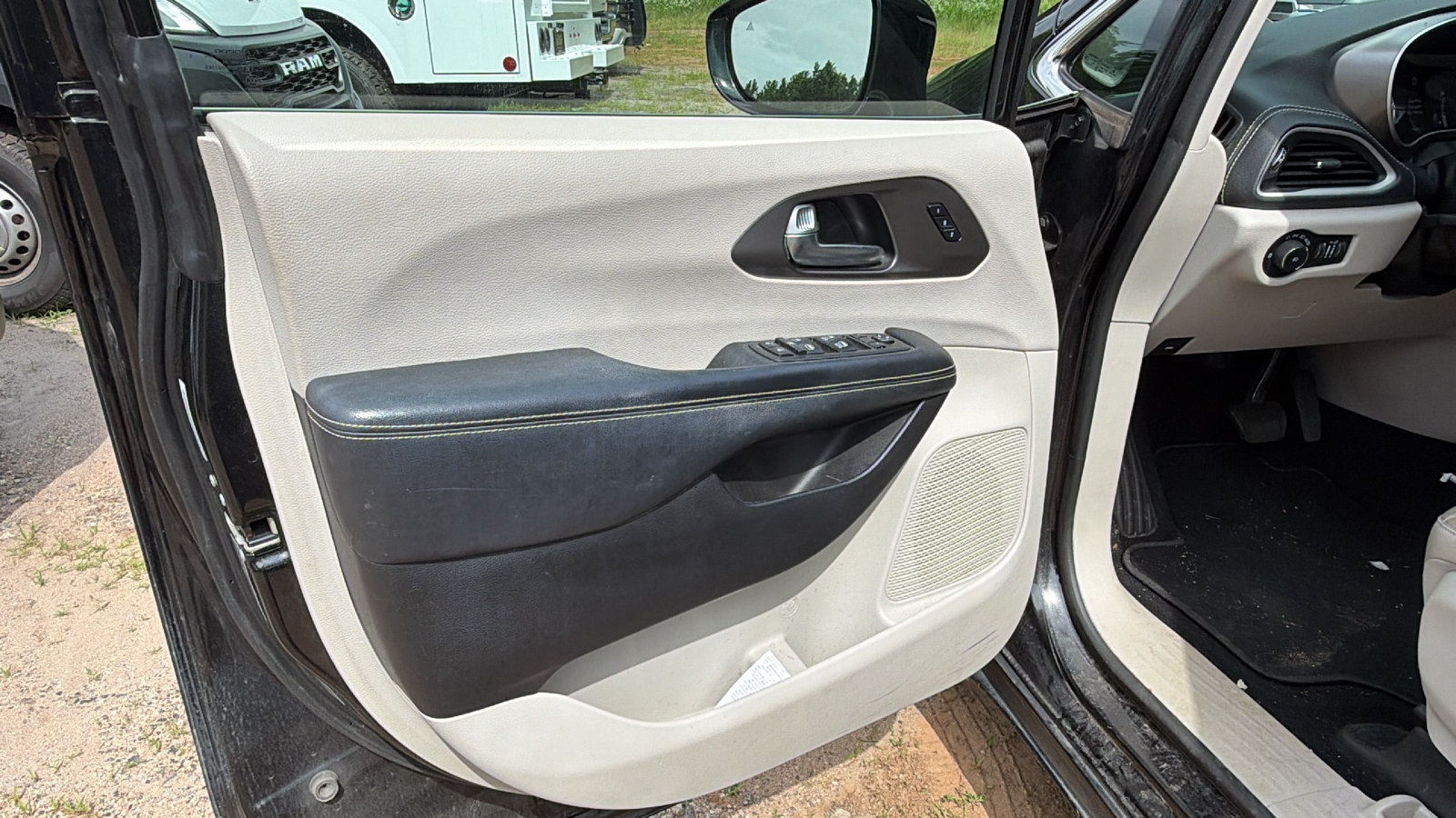 Used 2021 Chrysler Pacifica Touring-L FWD image 13