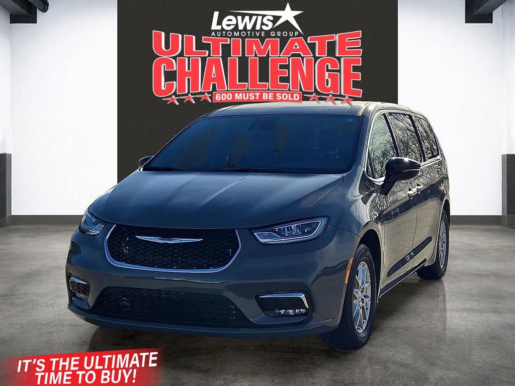 Used 2025 Chrysler Pacifica Select
