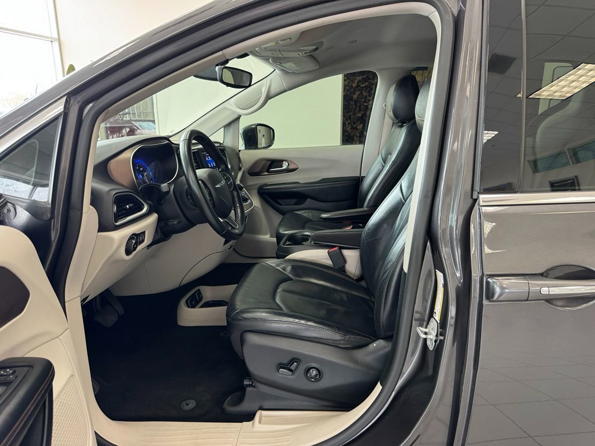 Used 2018 Chrysler Pacifica Touring-L FWD image 11