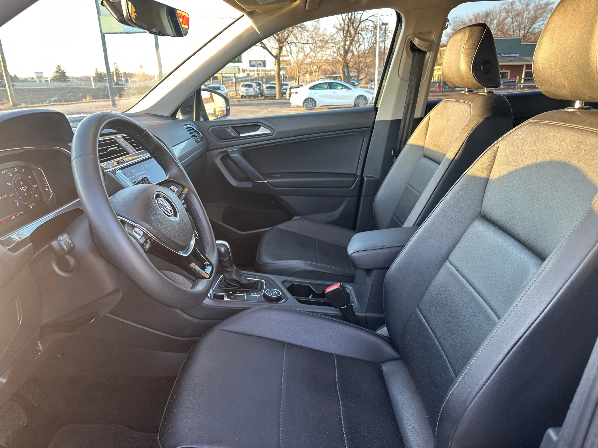 Used 2020 Volkswagen Tiguan SEL w/ Tiguan Two-Row MDO Package image 9