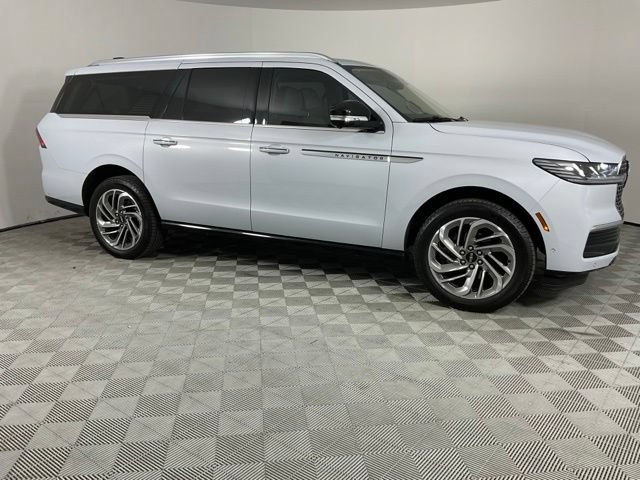 Used 2025 Lincoln Navigator L Reserve AWD/4WD image 11