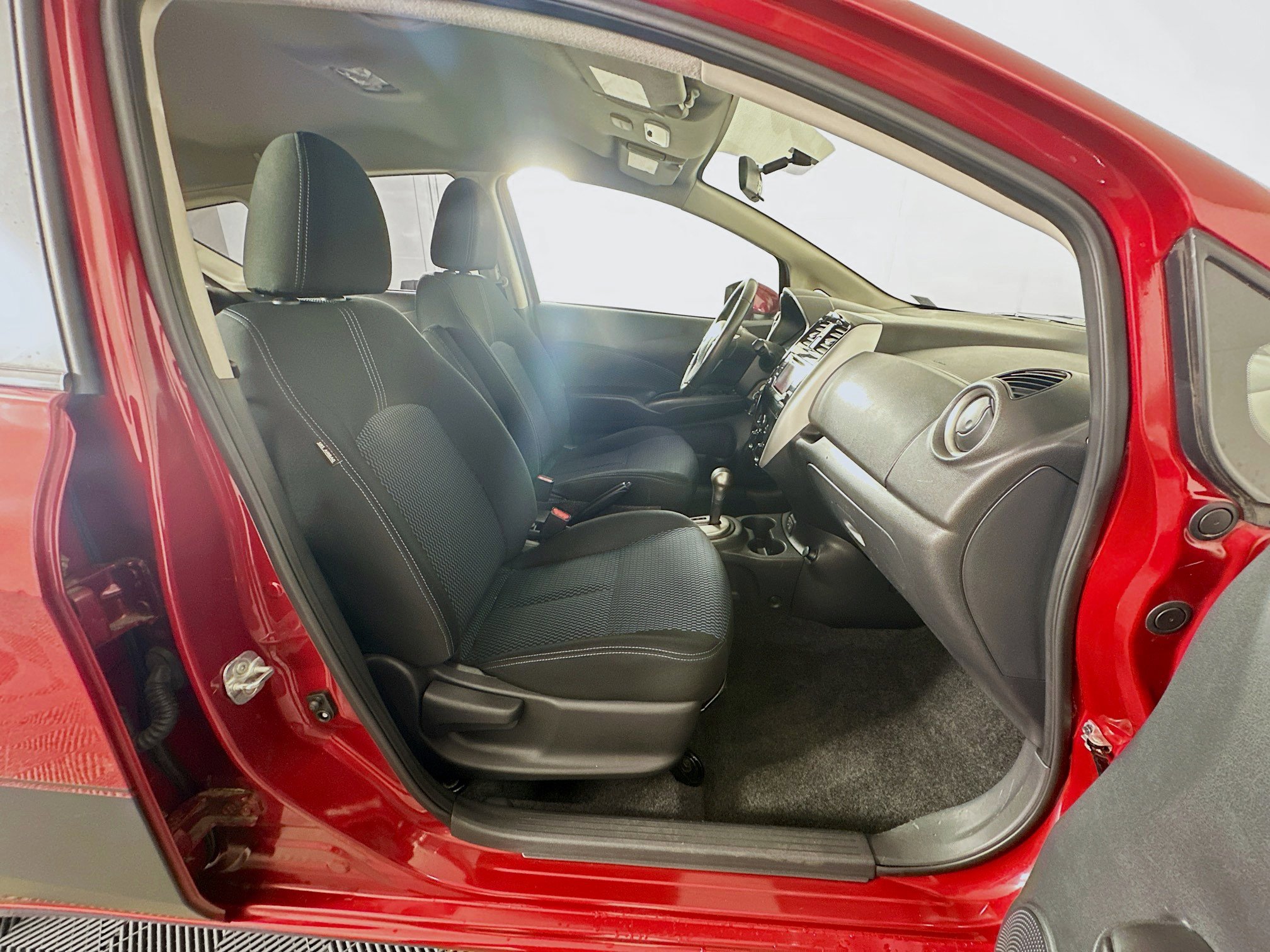 Used 2018 Nissan Versa Note SV FWD image 29