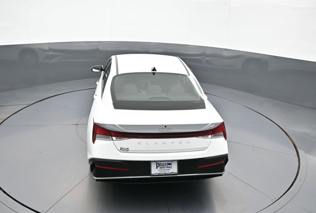 Certified 2025 Hyundai Elantra SE image 38