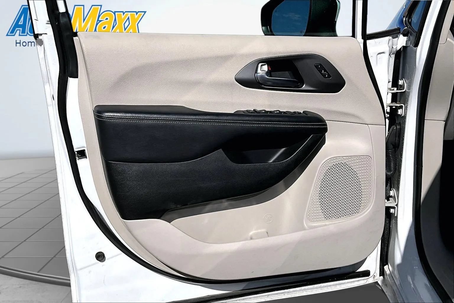 Used 2023 Chrysler Pacifica Touring-L FWD image 19