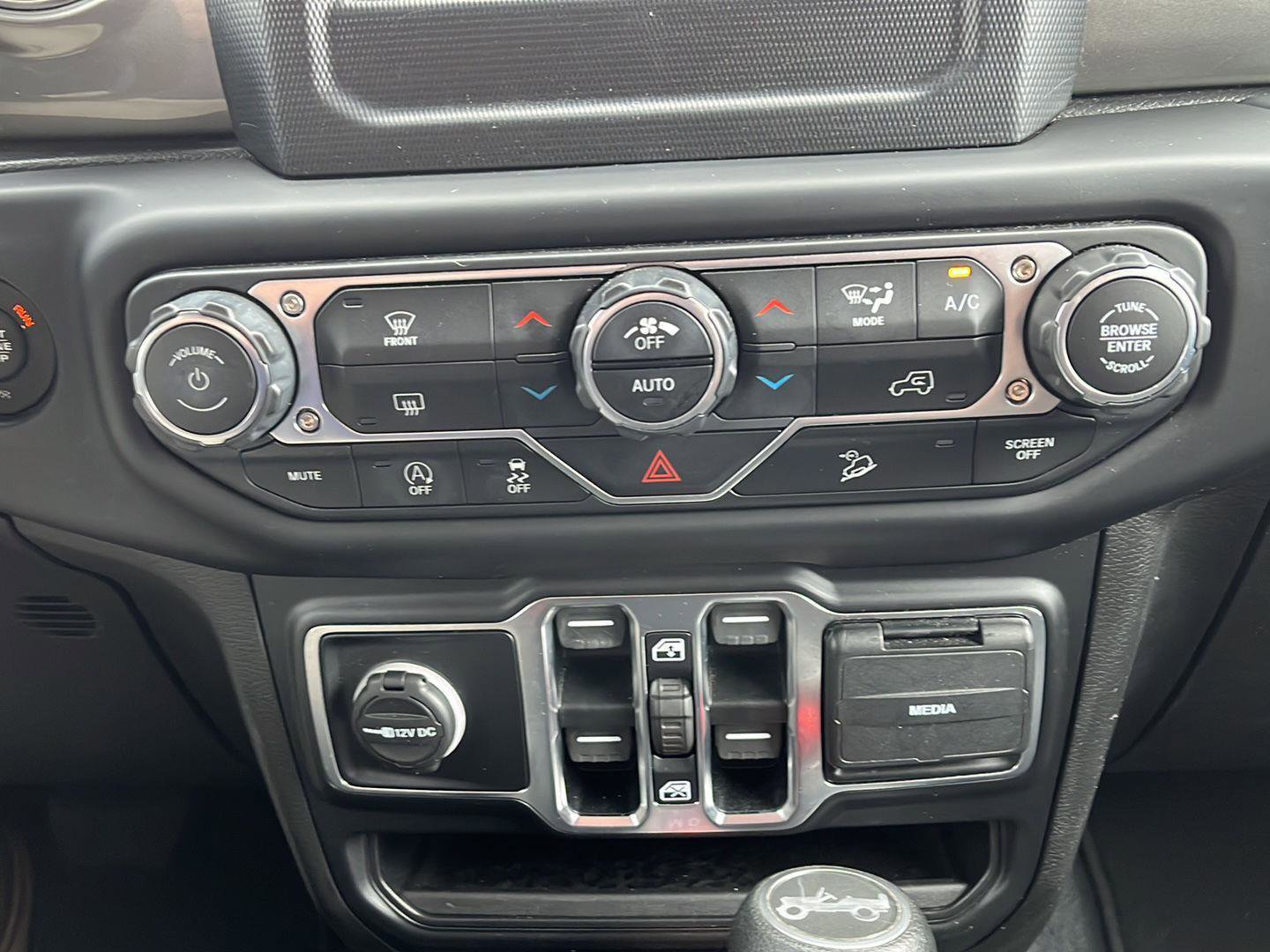 Used 2019 Jeep Wrangler Unlimited Sahara image 28