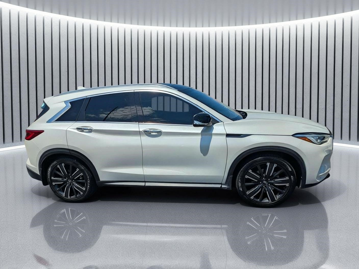 Used 2021 INFINITI QX50 Luxe w/ Appearance Package FWD image 3
