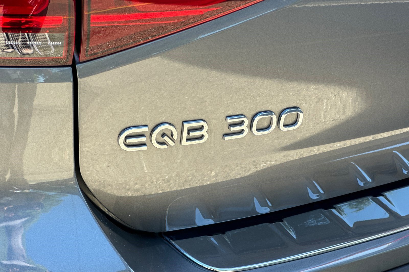 Used 2023 Mercedes-Benz EQB 300 4MATIC image 21