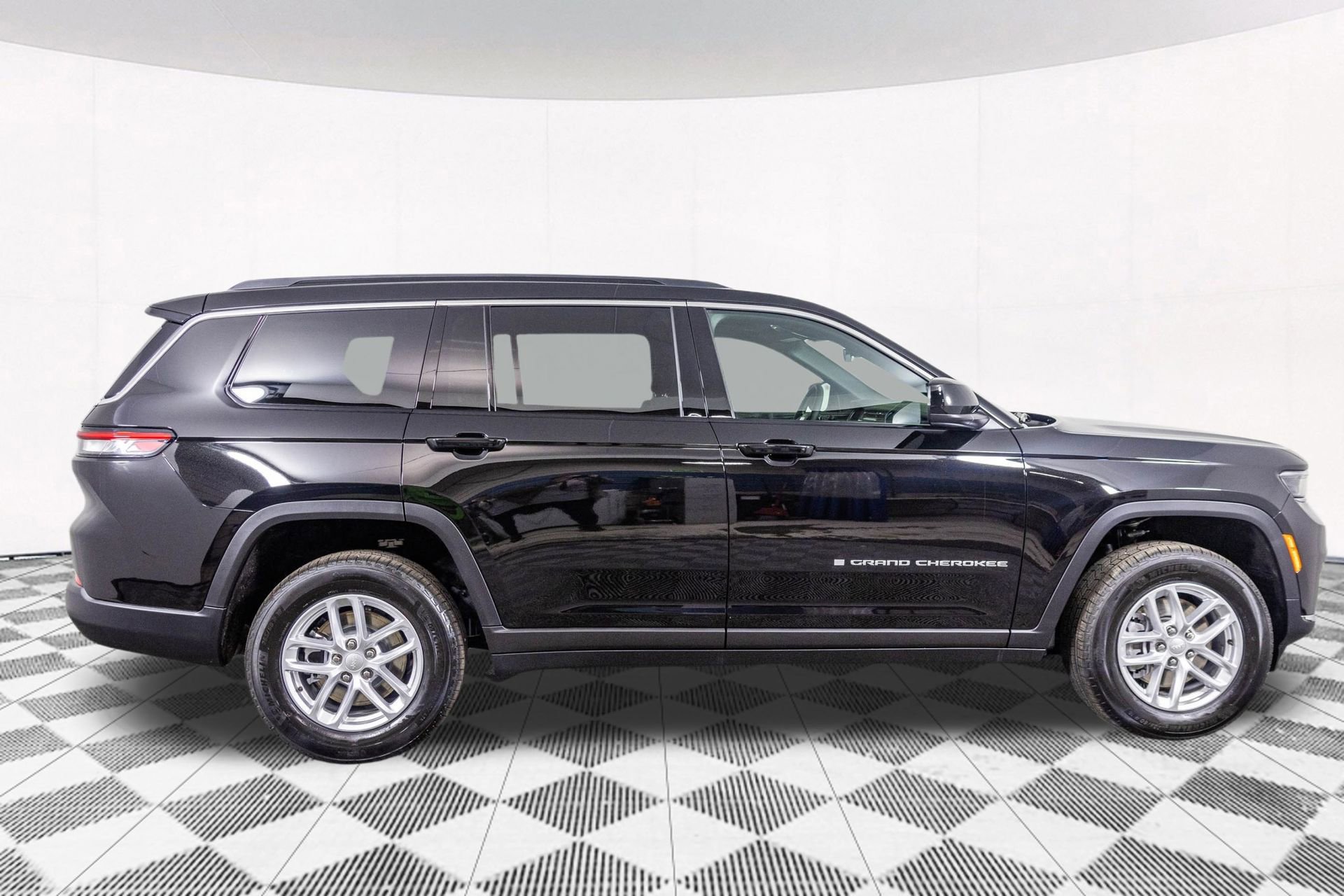 New 2025 Jeep Grand Cherokee L Laredo w/ Luxury Tech Group I image 6