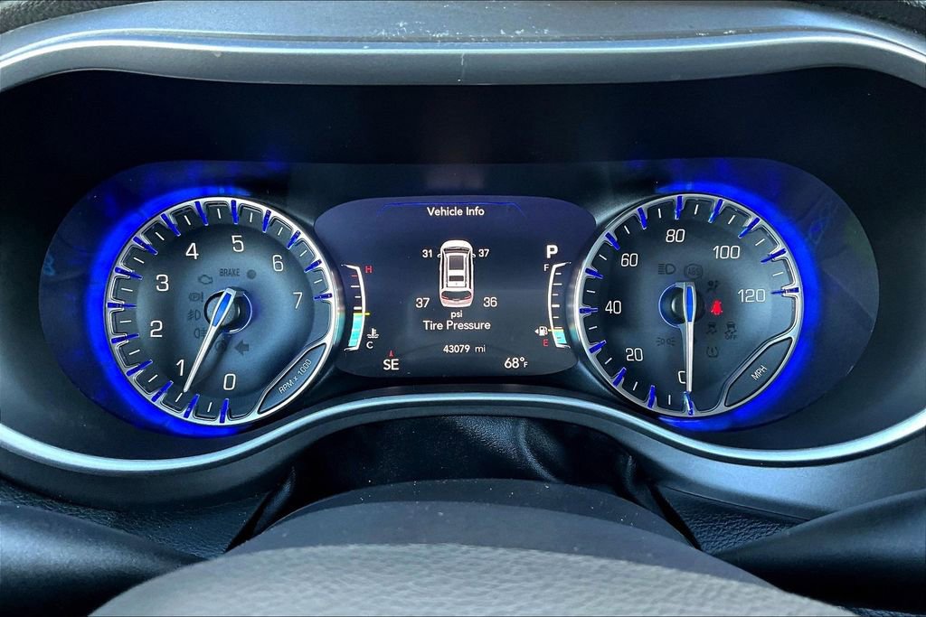 Used 2021 Chrysler Pacifica Touring-L image 26