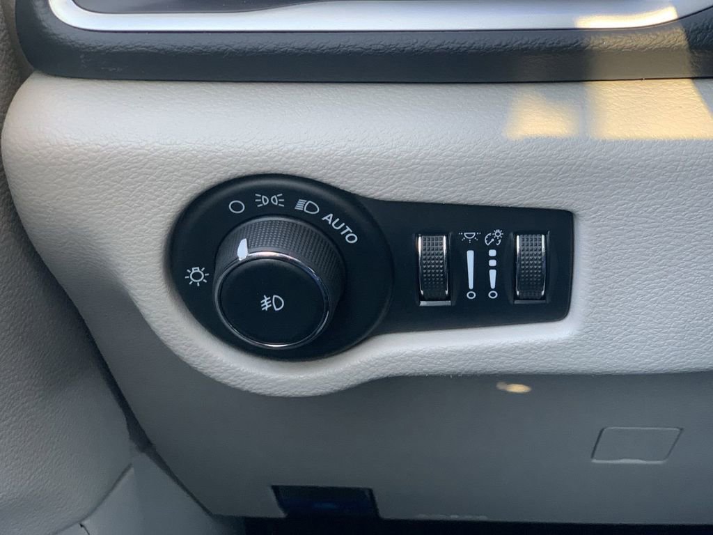 Used 2023 Chrysler Pacifica Touring-L FWD image 15