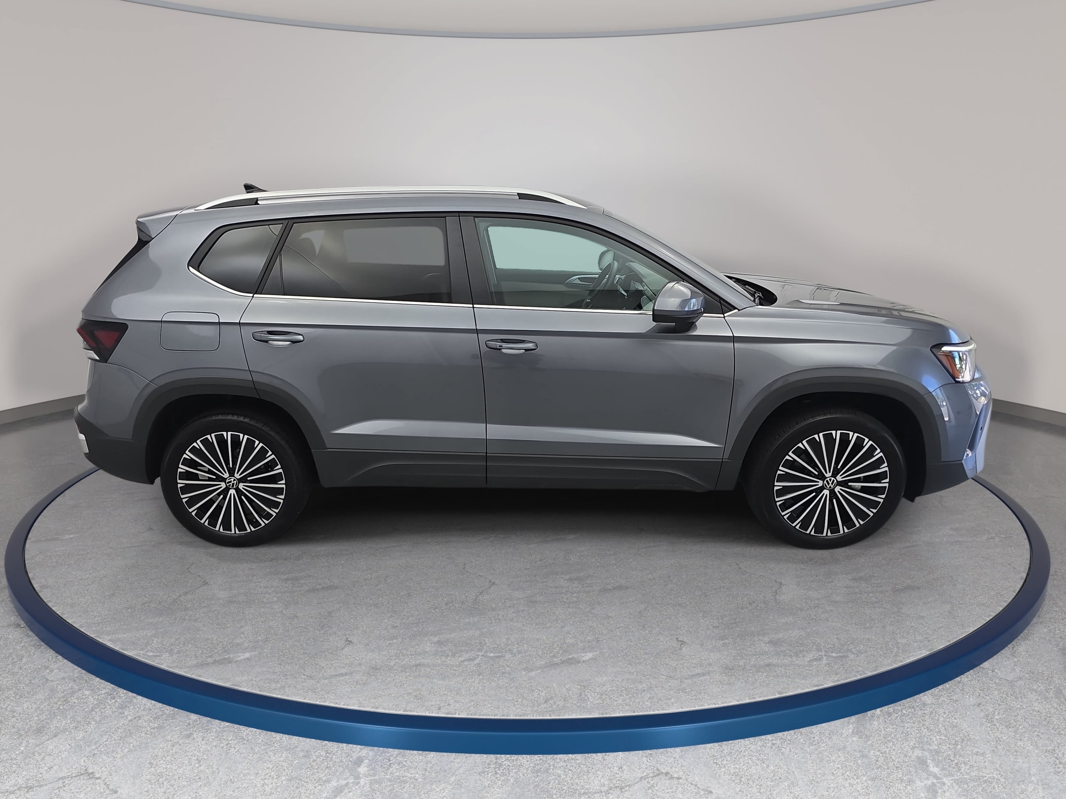 Certified 2025 Volkswagen Taos SE FWD image 4