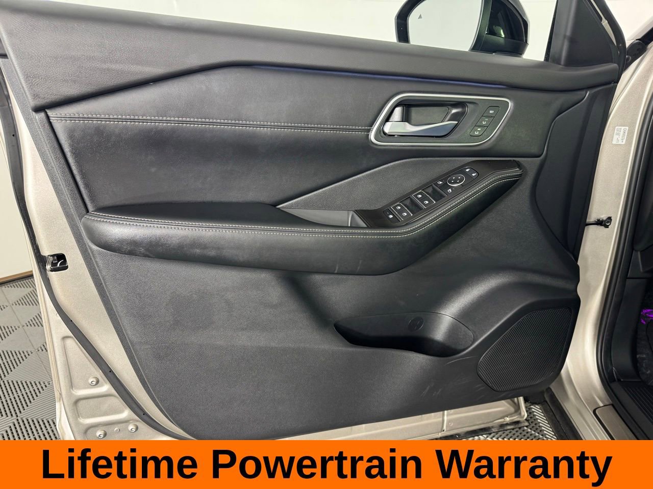 Used 2025 Nissan Rogue Platinum w/ Tech Package image 10