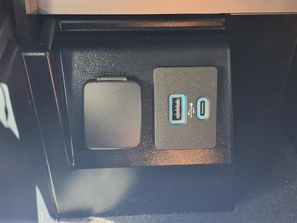 Used 2021 Ford Explorer XLT RWD image 10
