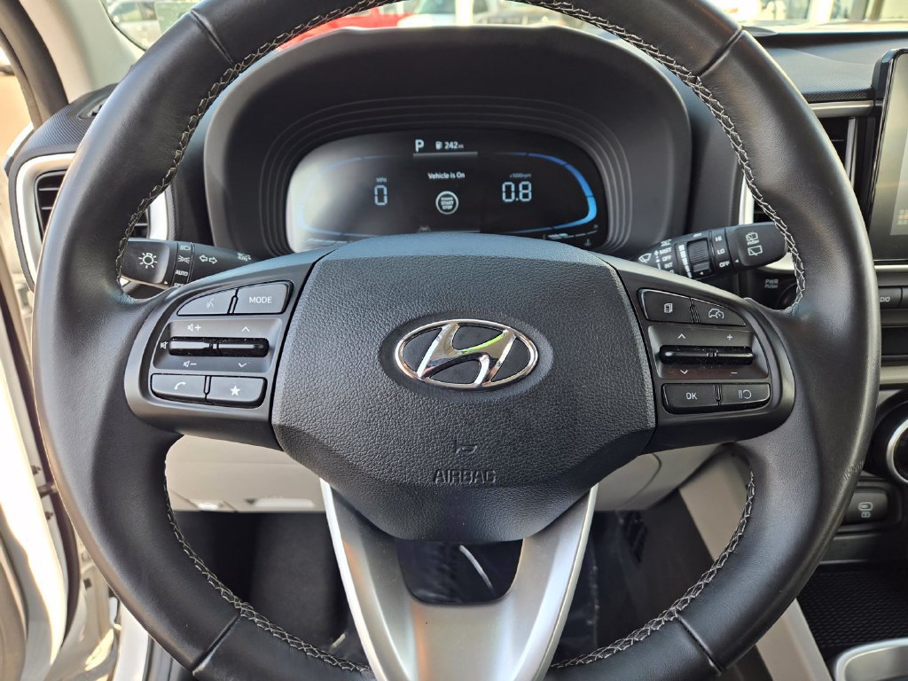 Used 2025 Hyundai Venue SEL FWD image 20