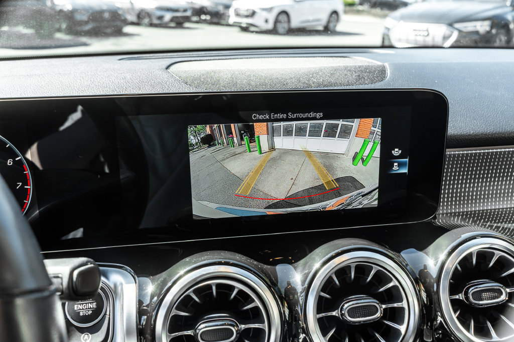 Used 2022 Mercedes-Benz GLB 250 4MATIC w/ Premium Package Lite image 17