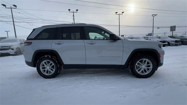 Used 2023 Jeep Grand Cherokee Laredo image 9