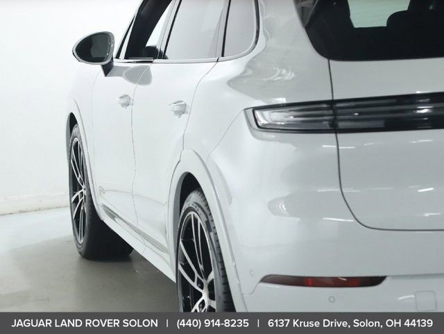 Used 2025 Porsche Cayenne GTS AWD/4WD image 6