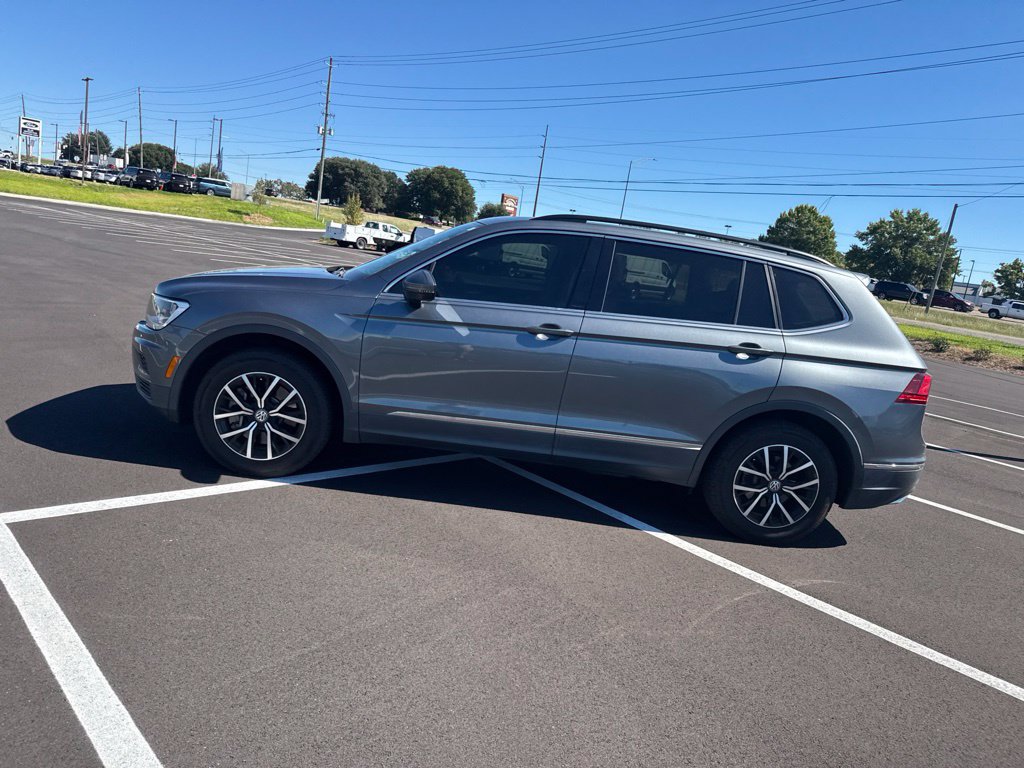 Used 2021 Volkswagen Tiguan SE w/ Panoramic Sunroof Package FWD image 9