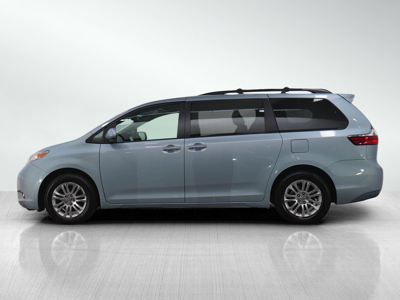 Used 2015 Toyota Sienna XLE image 2