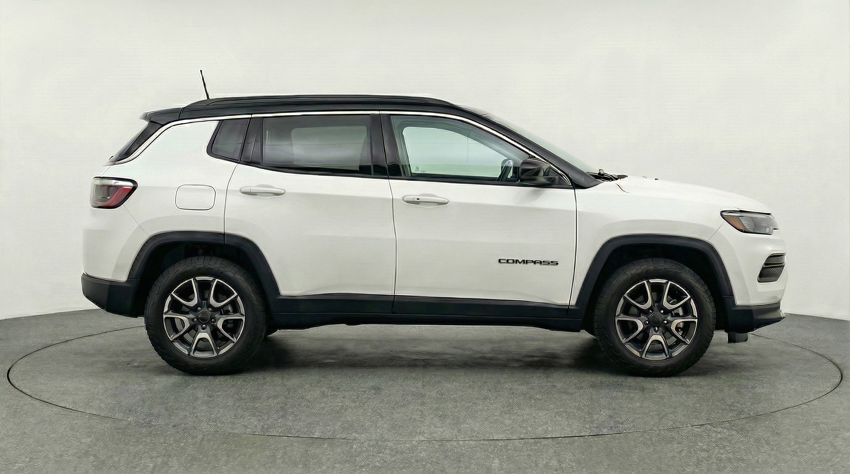 Used 2025 Jeep Compass Trailhawk AWD/4WD image 11