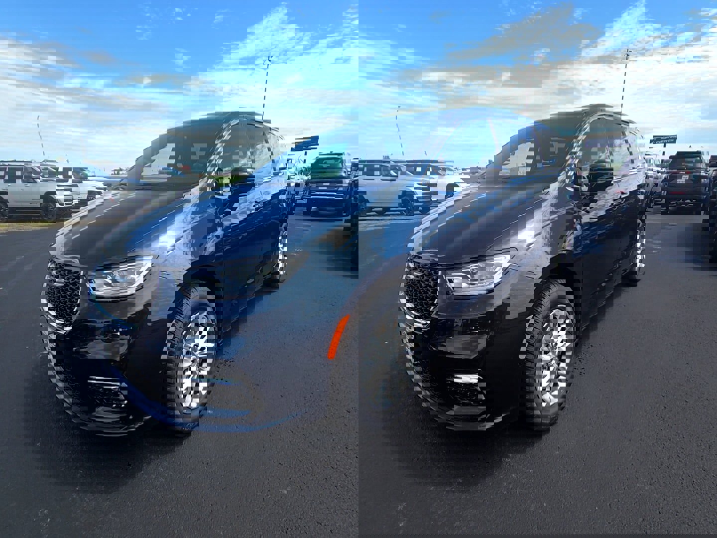 New 2025 Chrysler Pacifica Select image 1
