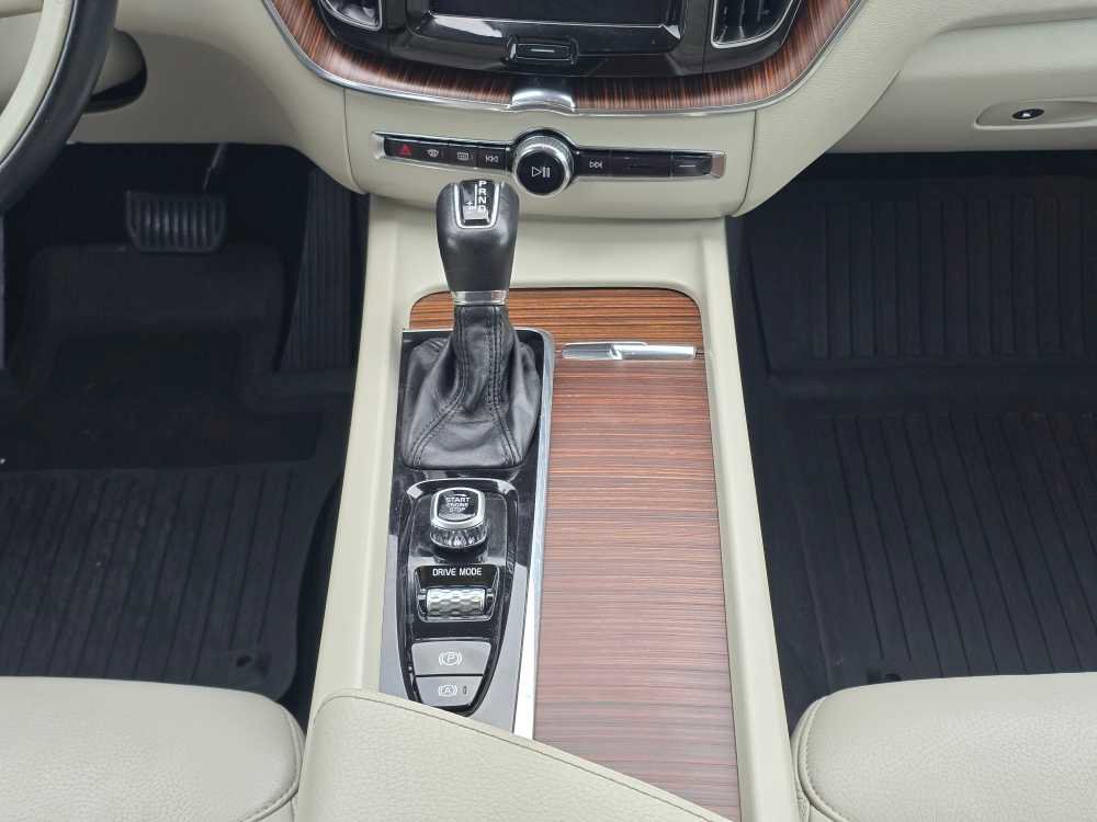 Used 2021 Volvo XC60 T5 Momentum w/ Advanced Package image 13