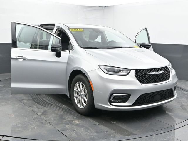 Used 2024 Chrysler Pacifica Touring-L image 52