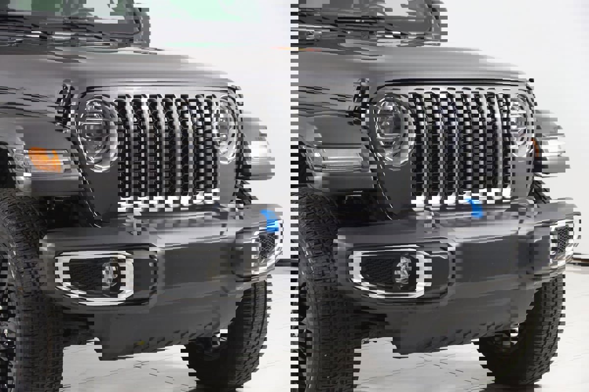 Used 2022 Jeep Wrangler Unlimited Sahara w/ Cold Weather Group image 41