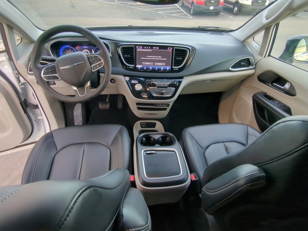 Used 2024 Chrysler Pacifica Touring-L image 2
