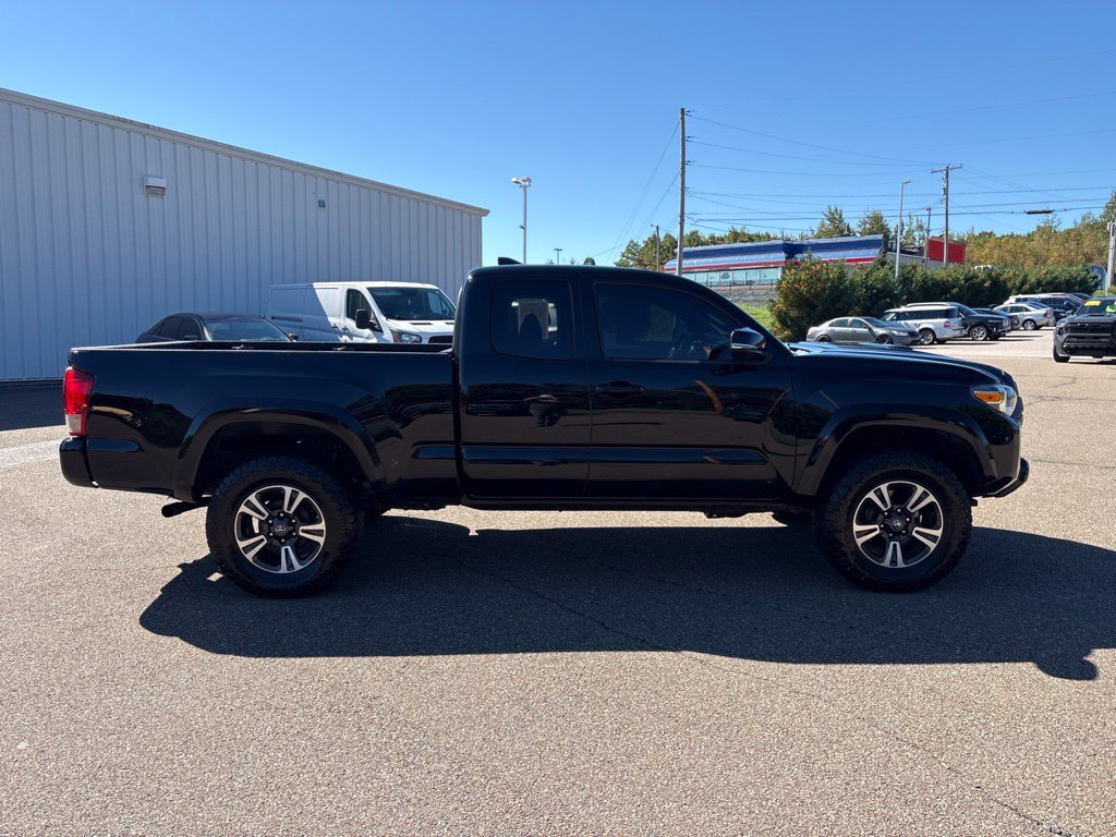 Used 2017 Toyota Tacoma TRD Sport w/ Tow Package AWD/4WD image 8